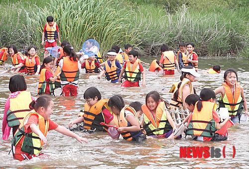 【창원=뉴시스】강승우 기자 = 농협중앙회 경남본부는 도시 학생들에게 농업·농촌을 직접 체험할 수 있는 기회를 제공하는 '식사랑농사랑' 운동과 연계한 '1교 1촌 농촌체험학습'을 전개한다고 15일 밝혔다. (사진= 농협중앙회 경남본부 제공)&nbsp; ksw@newsis.com 