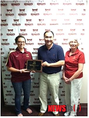 【서울=뉴시스】한국 프로농구팀 트레이너에서 각고의 노력 끝에 미국의 유명사립대학 교수로 변신한 홍정기 박사(41)가 미주한인사회에 화제를 모으고 있다. 2012년 '올해의 교수상'을 받고 있는 홍정기 교수.<사진=Newsroh.com 제공>