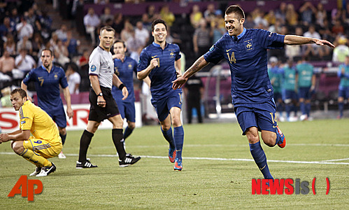 【도네츠크(우크라이나)=AP/뉴시스】제레미 메네즈(프랑스)가 16일(한국시간) 우크라이나 도네츠크 돈바스 아레나에서 열린 프랑스와 우크라이나의 2012유럽축구선수권대회(유로2012) 조별리그 D조 2차전에서 골을 넣고 기쁨을 만끽하고 있다. 프랑스는 우크라이나를 2-0으로 제압했다. 