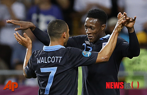 【키예프(우크라이나)=AP/뉴시스】대니 웰백(22·잉글랜드)이 16일(한국시간) 새벽 우크라이나 키예프의 올림픽스타디움에서 열린 스웨덴과의 2012유럽축구선수권대회(유로2012) 조별리그 D조 2차전에서 골을 넣고 월콧(왼쪽)과 기쁨을 나누고 있다. 잉글랜드는 스웨덴을 3-2로 꺾었다.&nbsp; England's Danny Welbeck, right, celebrates after scoring his side's third goal during the Euro 2012 soccer championship Group D match between Sweden and England in Kiev, Ukraine, Friday, June 15, 2012. (AP Photo/Kirsty Wigglesworth) 