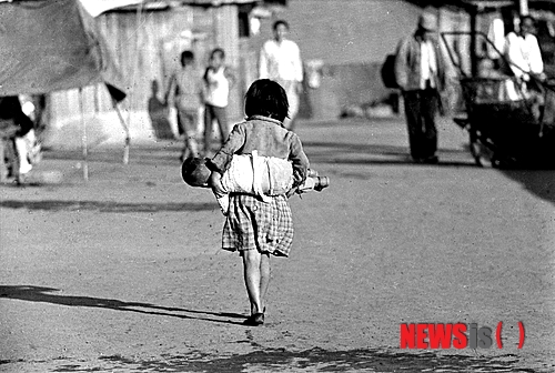 【서울=뉴시스】유상우 기자 = 다큐멘터리 1세대 사진가 최민식(84)의 사진은 살아있다. 꾸며내거나 조작하지 않는다. 특히 체험이 더해져 인간적이다.&nbsp; 작가가 포착한 사진은 1950~1970년대 힘없고 소외된 사람들의 남루한 일상이다. 부산 자갈치시장에서 아낙네가 하던 일을 멈추고 선 채로 아이에게 젖을 먹이는 모습, 국수를 먹고 있는 아이를 따뜻하게 바라보는 엄마와 할머니, 우는 동생의 눈물을 닦아주는 어린 누이, 판잣집에 기대어 말뚝박기를 하는 아이들의 함성, 남부끄러운지 모르고 홀딱 벗은 채 카메라를 향해 지은 어린이들의 함박웃음….&nbsp; 최옹은 "사진은 있는 그대로의 모습을 담아야 한다. 무엇보다 모든 예술이 그렇듯이 체험이 없으면 살아있는 사진을 찍을 수 없다"고 지적한다. "인간은 애환이 있다. 촬영 대상을 발견하는 동시에 기쁨과 슬픔이 담긴 그 표정을 읽어야 한다. 그런 삶에 대해 어느 정도 알아야 가능하다"는 것이다.&nbsp; 경북 안동 출생인 그는 어린 시절 황해도 연백에서 소작농으로 일하는 아버지 밑에서 가난을 겪으며 자랐다. 평남 진남포에서 미쓰비시 기능자양성소 기능교육을 수료하고 자동차기능공으로 일했다. 이후 서울로 올라와 낮에는 과자공장에서 막일을 하고 밤에는 미술학원에 다니며 화가의 꿈을 키웠다. 6·25동란이 끝나자 일본으로 밀항, 도쿄중앙미술학원에 들어가 2년 동안 미술공부를 했다.&nbsp; 그곳에서 우연히 접한 에드워드 스타이켄의 사진집에 매료돼 독학으로 사진을 공부하며 사람을 소재로 카메라를 들이댔다. 새마을운동이 한창이던 시절에는 거지나 가난에 찌든 사진만 찍어 외국에 전시하는 그를 못마땅하게 여긴 박정희 정권의 박해를 받기도 했다.&nbsp; "내 사진을 보고 '그 정도는 찍을 수 있다'고 하는데 쉽지 않다. 학생들도 내 사진을 보면 찍을 수 있을 것 같다고 자신하지만 막상 자신의 결과물을 보고는 맛이 안 난다고 한다. 그것은 체험이 없기 때문이다. 나는 가난하게 살았기 때문에 이런 사진을 찍을 수 있다"고 전했다. 지게꾼·넝마주이·군고구마 장수 등 안 해본 일이 없다.&nbsp; 그가 서울 소공동 롯데백화점 본점 롯데갤러리에 '소년시대'라는 제목으로 작품을 걸었다. 1957년 이후의 부산 자갈치시장과 광안리 해변, 영도 골목, 부산역 등을 배경으로 한 사진 150점을 내놨다. 이 가운데 120점은 처음으로 발표한 사진이다.&nbsp; 작가의 모든 자료는 국가기록원이 소장하고 있다. 2008년 자신의 사진 원판 10만여장 등 13만여점의 자료를 국가기록원에 내놔 민간 기증 국가기록물 제1호로 지정됐다.&nbsp; 롯데갤러리는 이번 전시를 위해 국가기록원에 있는 10만장의 필름 가운데 전시 주제에 맞는 어린이 필름을 고르고, 스캔하고, 프린트하는 과정을 거쳐야 했다.&nbsp; 작가는 "인화가 매우 잘됐다. 내가 못 본 사진도 많다. 다른 사람이 찍은 사진이라는 생각이 들 정도"라며 웃었다.&nbsp; 최옹은 올가을 사진집 시리즈 1집부터 14집 가운데 800여점을 골라 책으로 펴낼 예정이다. 내년에는 15집을 낼 생각이다. 자금이 마련되면 아프리카 난민들의 생활상도 찍고 싶다. "아프리카 중부 지역에 가면 난민들이 모여 사는 천막이 1000개나 되는 곳이 있다고 한다. 이들의 모습을 찍고 사진전도 하고 책도 만들고 모금운동도 해볼까 생각 중"이라며 노익장을 과시했다.&nbsp; 우리 나이로 여든다섯이다. "아직 눈과 귀가 밝다. 걸음걸이도 빠르다. 이것은 하나님이 나에게 사진을 더 찍으라고 혜택을 준 것이다. 감사하게 생각하고 죽을 때까지 사진을 찍을 것이다. 18집까지 만들 수 있지 않겠느냐는 생각을 한다."&nbsp; 전시는 7월8일까지다. 02-726-4428&nbsp; swryu@newsis.com