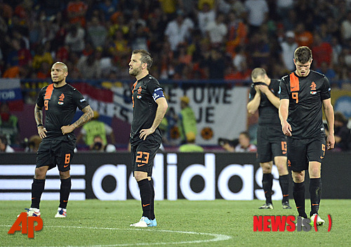 【하리코프(우크라이나)=AP/뉴시스】네덜란드는 18일 오전 3시45분(한국시간) 우크라이나 하리코프 메탈리스트 스타디움에서 열린 포르투갈과의 유로2012 조별리그 B조 최종전에서 라파엘 판데르바르트(29·토트넘)의 선제골로 앞서갔으나 크리스티아누 호날두(27·레알마드리드)에게 2골을 잇달아 허용해 1-2로 역전패했다. 3전 전패로 조별리그에서 탈락했다.