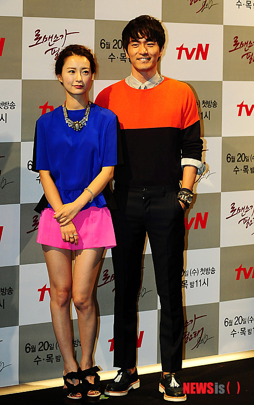 【서울=뉴시스】김기태 기자 = 18일 오후 서울 강남구 청담동 CGV청담씨네시티에서 열린 케이블방송 TVN 수목 드라마 '로맨스가 필요해 2' 제작보고회에서 정유미, 이진욱이 포토타임을 갖고 있다.&nbsp;&nbsp; presskt@newsis.com