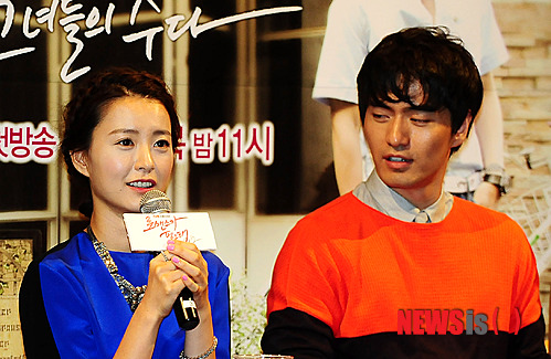 【서울=뉴시스】김기태 기자 = 18일 오후 서울 강남구 청담동 CGV청담씨네시티에서 열린 케이블방송 TVN 수목 드라마 '로맨스가 필요해 2' 제작보고회에서 정유미가 작품설명을 하고 있다.&nbsp;&nbsp; presskt@newsis.com