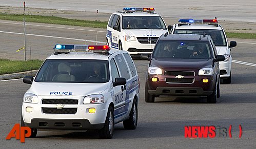 【미라벨=AP/뉴시스】캐나다 퀘벡주(州) 미라벨에 있는 미라벨 공항에서 포르노 배우 루카 로코 매그노타를 태운 경찰 차량 행렬이 공항을 떠나고 있다. 중국인 대학생을 살해다고 그 시신을 훼손한 혐의를 받고 있는 매그노타는 이달 독일에서 체포됐으며 이날 독일에서 군용기를 타고 캐나다로 송환됐다. 