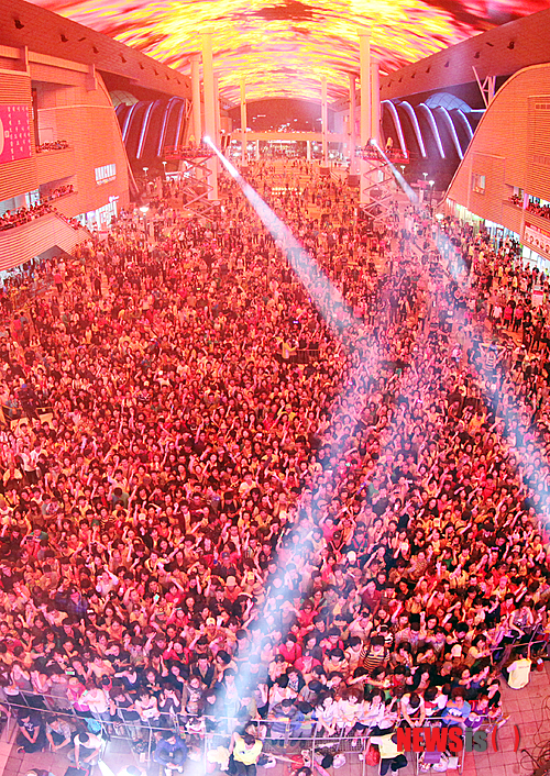 【여수=뉴시스】김석훈 기자 = 가수 윤도현이 18일 오후 '엑스포 팝 페스티벌' 공연을 위해 여수세계박람회 디지털갤러리에 마련된 무대에서 열창하자 관람객들이 환호하고 있다. 엑스포 팝 페스티벌은 8월12일까지 2만명을 수용할 수 있는 특설무대에서 소녀시대 등 걸 그룹과 슈퍼주니어, 2AM, 김건모, 성시경, 인순이 등 국내 빅스타들이 매일 출연하는 릴레이콘서트로 이어진다. (사진=여수엑스포조직위 제공)&nbsp; kim@newsis.com 