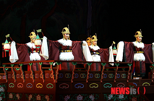 【서울=뉴시스】이예슬 기자 = 국립국악원(원장 이동복)이 무용단 기획공연 '정재(呈才), 조선의 역사를 품다'를 선보인다. 정재(궁중무용)의 교과서라 할 수 있는 '악학궤범', 한국학중앙연구원 장서각 소장 '정재무도홀기'(呈才舞圖笏記) 기록을 근거로 조선전기와 후기의 대표적인 궁중무용을 재현한다. 조선 초기 태조 이성계가 천명을 받아 왕이 될 것이라는 도참설을 중심으로 만든 당악정재 '금척', '수보록'을 볼 수 있다. 또 조선후기 왕실의 권위를 세워준 정재의 황금기 작품 '영지무', '망선문', '연화무', '춘대옥촉'의 향악정재도 보여준다. '금척'과 '수보록'은 조선 초기 대표적인 궁중정재다. 태조 이성계와 개국공신들이 역성혁명을 정당화하고 중국의 유교 예악관념을 수용해 새로운 왕조를 정착시키기 위한 정치적 목적으로 사용하기도 했다. '영지무', '망선문', '연화무', '춘대옥촉'은 순조 28년(1828) 대리청정을 하던 효명세자가 어머니 순원왕후의 40세 생일을 경축하기 위해 마련한 궁중잔치에 첫 선을 보인 신작 정재다. 조선 초의 정재가 무용수 개인의 감정이나 개성의 표현을 억제했다면 후기 작품들은 자연의 대상과 사물들을 관찰한 뒤 감흥을 춤으로 묘사하는 등 한층 화려해졌다. 국립국악원 무용단 한명옥 예술감독은 "각각의 춤과 의물, 당악정재, 향악정재의 특징에 대한 이해를 돕고자 이야기가 있는 영상을 준비했다"며 "격식을 갖춘 화려한 조선 당대의 작품들을 통해 관객들이 정재에 대한 이해를 넓히는 시간이 될 것"이라고 밝혔다. 무용단 42명, 정악단 35명이 참여하는 공연은 28, 29일 오후 7시30분 서울 서초동 국립국악원 예악당에서 펼쳐진다. ashley85@newsis.com