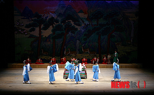 【서울=뉴시스】이예슬 기자 = 국립국악원(원장 이동복)이 무용단 기획공연 '정재(呈才), 조선의 역사를 품다'를 선보인다. 정재(궁중무용)의 교과서라 할 수 있는 '악학궤범', 한국학중앙연구원 장서각 소장 '정재무도홀기'(呈才舞圖笏記) 기록을 근거로 조선전기와 후기의 대표적인 궁중무용을 재현한다. 조선 초기 태조 이성계가 천명을 받아 왕이 될 것이라는 도참설을 중심으로 만든 당악정재 '금척', '수보록'을 볼 수 있다. 또 조선후기 왕실의 권위를 세워준 정재의 황금기 작품 '영지무', '망선문', '연화무', '춘대옥촉'의 향악정재도 보여준다. '금척'과 '수보록'은 조선 초기 대표적인 궁중정재다. 태조 이성계와 개국공신들이 역성혁명을 정당화하고 중국의 유교 예악관념을 수용해 새로운 왕조를 정착시키기 위한 정치적 목적으로 사용하기도 했다. '영지무', '망선문', '연화무', '춘대옥촉'은 순조 28년(1828) 대리청정을 하던 효명세자가 어머니 순원왕후의 40세 생일을 경축하기 위해 마련한 궁중잔치에 첫 선을 보인 신작 정재다. 조선 초의 정재가 무용수 개인의 감정이나 개성의 표현을 억제했다면 후기 작품들은 자연의 대상과 사물들을 관찰한 뒤 감흥을 춤으로 묘사하는 등 한층 화려해졌다. 국립국악원 무용단 한명옥 예술감독은 "각각의 춤과 의물, 당악정재, 향악정재의 특징에 대한 이해를 돕고자 이야기가 있는 영상을 준비했다"며 "격식을 갖춘 화려한 조선 당대의 작품들을 통해 관객들이 정재에 대한 이해를 넓히는 시간이 될 것"이라고 밝혔다. 무용단 42명, 정악단 35명이 참여하는 공연은 28, 29일 오후 7시30분 서울 서초동 국립국악원 예악당에서 펼쳐진다. ashley85@newsis.com