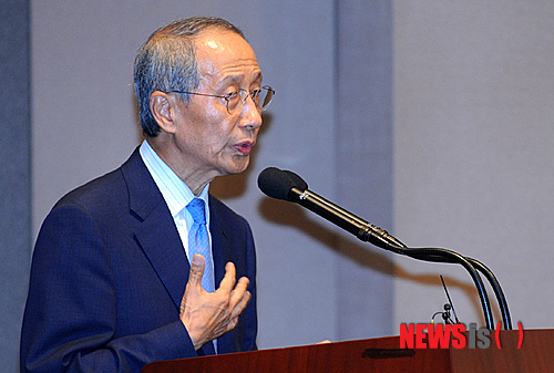 【서울=뉴시스】박상훈 기자 = 19일 오후 서울 중구 프레스센터 국제회의장에서 열린 '국가비전과 통합적 통일정책' 2012 평화재단 심포지엄에서 윤여준 평화재단 평화교육원 원장이 인사말을 하고 있다.&nbsp; hyalinee@newsis.com