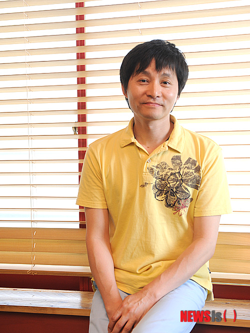 【서울=뉴시스】김영욱 기자 = 첫 장편영화 '두번의 결혼식과 한번의 장례식(청년필름 제작)'을 연출한 김조광수 대표가 19일 오후 서울 종로구 삼청동 한 카페에서 뉴시스와의 인터뷰에 앞서 포즈를 취하고 있다.&nbsp;&nbsp; mirage@newsis.com