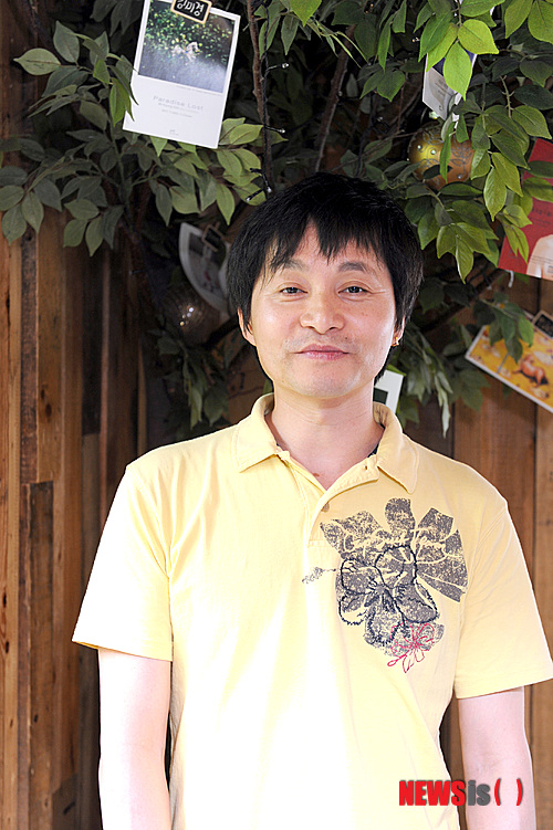 【서울=뉴시스】김영욱 기자 = 첫 장편영화 '두번의 결혼식과 한번의 장례식(청년필름 제작)'을 연출한 김조광수 대표가 19일 오후 서울 종로구 삼청동 한 카페에서 뉴시스와의 인터뷰에 앞서 포즈를 취하고 있다.&nbsp;&nbsp; mirage@newsis.com