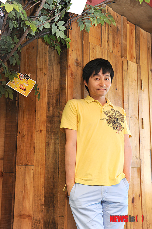 【서울=뉴시스】김영욱 기자 = 첫 장편영화 '두번의 결혼식과 한번의 장례식(청년필름 제작)'을 연출한 김조광수 대표가 19일 오후 서울 종로구 삼청동 한 카페에서 뉴시스와의 인터뷰에 앞서 포즈를 취하고 있다.&nbsp;&nbsp; mirage@newsis.com