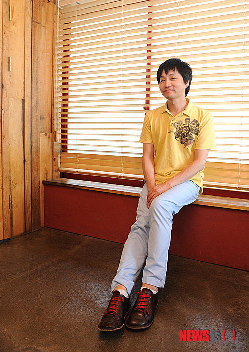 【서울=뉴시스】김영욱 기자 = 첫 장편영화 '두번의 결혼식과 한번의 장례식(청년필름 제작)'을 연출한 김조광수 대표가 19일 오후 서울 종로구 삼청동 한 카페에서 뉴시스와의 인터뷰에 앞서 포즈를 취하고 있다.&nbsp;&nbsp; mirage@newsis.com