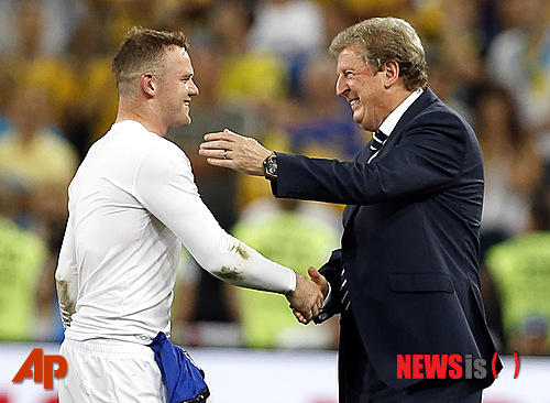【도네츠크(우크라이나)=AP/뉴시스】잉글랜드의 웨인 루니(27·맨체스터유나이티드·왼쪽)가 20일(한국시간) 우크라이나 도네츠크 돈바스 아레나에서 열린 유로2012 조별리그 D조 최종전 우크라이나와의 경기에서 1-0으로 승리를 거둔 뒤 로이 호지슨(65·오른쪽) 감독과 기쁨을 나누고 있다.&nbsp;&nbsp; 