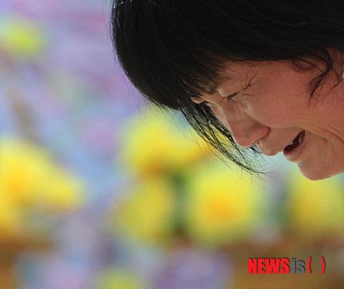 【서울=뉴시스】묘심화 스님의 '영혼' <45>&nbsp; “이제는 행복한 가정을 꿈꿀 수가 없을 것 같습니다. 정말 자살은 무서운 빙의입니다.”&nbsp; 자비정사 대웅전 부처님 전에서 공손히 두 손을 모으고 간절히 불공을 드리고 있는 55세의 이모씨는 얼굴에 수심이 가득해 병증이 완연했다. 그도 그럴 것이 최근 몇 년 사이에 이씨 집안에 자살빙의가 덮쳐서 사랑하는 가족들이 하나 둘 이 세상과의 연(緣)을 끊고 스스로 저 세상으로 갔기 때문이다.&nbsp; 자비정사 주지&nbsp;&nbsp; 