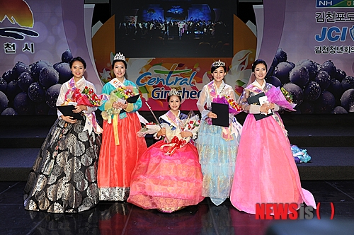 【김천=뉴시스】박홍식 기자 = 20일 경북 김천문화예술회관에서 열린 제10회 김천포도아가씨 선발대회에서 김천포도아가씨 진(김수진 17세), 선(유정민 17세), 미(박가희 25세), 새코미(김윤지 20), 달코미(조민교 18)가 선정돼 포즈를 취하고 있다.&nbsp; phs6431@newsis.com 