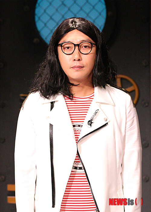 【서울=뉴시스】이예슬 기자 = MC 탁재훈(44)이 그룹 '부활'의 김태원(47) 대신 M넷 '비틀즈 코드 2'의 MC로 합류한다.&nbsp; M넷은 "탁재훈이 다음달 2일부터 매주 월요일 밤 11시에 시청자들을 찾아갈 예정"이라며 "천재적인 예능감을 가진 탁재훈과 비틀즈코드가 잘 맞아 강력한 웃음을 선사할 것"이라고 전했다.&nbsp; 탁재훈은 "역대 레넌 자리를 거친 MC들을 뛰어넘는 '탁 레넌'만의 색깔로 비틀즈코드의 평행이론을 한 단계 업그레이드시키겠다"고 밝혔다.&nbsp; 함께 MC를 맡은 그룹 '슈퍼주니어'의 신동(27) 역시 "가요계 선배이자 예능 선배인 탁재훈씨와 MC를 보게 돼 영광이다. 호흡을 맞춰 시청자 여러분을 쉴 새 없이 웃기겠다"고 말했다.&nbsp; '비틀즈코드2'는 서로 다른 시대에 같은 삶을 사는 두 사람이 존재한다는 평행이론을 바탕으로 한 프로그램이다. 탁재훈과 신동을 비롯해 장동민(33)과 유상무(32)가 진행한다.&nbsp; ashley85@newsis.com