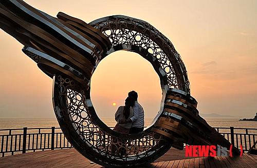 【안산=뉴시스】이승호 기자 = 경기 안산시 대부도에 '구봉도 낙조전망대'가 문을 열었다. 연인들이 앉아 낙조를 감상하고 있다.(사진 = 안산시청 제공)&nbsp; photo@newsis.com&nbsp; 
