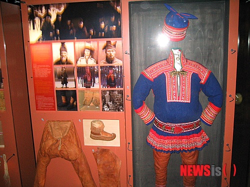 【이나리(핀란드)·카라쇼크(노르웨이)=뉴시스】김에리의 '80일간의 북유럽 일주'<16> 6월20일, 이나리에서 노르웨이 카라쇼크로&nbsp; 6월19일 본격적으로 핀란드 사미문화를 보여주는 사요스(Sajos)와 시다(Sidda)를 위시로 이나리 중심가를 샅샅이 다 둘러보고 나니 20일 오후 5시 출발하는 노르웨이 카라쇼크행 버스를 탈 때까지 할 일이 없다. 안 그래도 매일 걷거나 뛰고 있는데 하이킹은 너무 힘들고 순록농장 견학이나 크루즈밖에 할 일이 없다. 크루즈는 라플란드에서 가장 큰 호수인 아니리야르비를 두 시간 정도 도는 것으로 중간에 사미족 유적이 있는 섬에도 들른다고 한다.&nbsp; 대중문화평론가 EriKim0214@gmail.com&nbsp;&nbsp;&nbsp; 