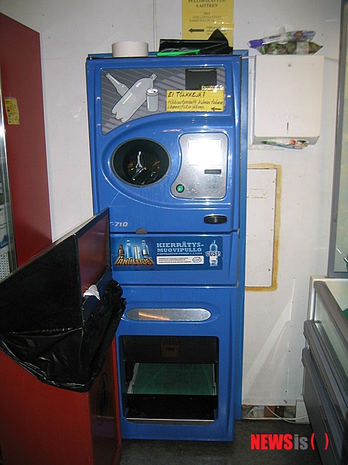 【이나리(핀란드)·카라쇼크(노르웨이)=뉴시스】김에리의 '80일간의 북유럽 일주'<16> 6월20일, 이나리에서 노르웨이 카라쇼크로&nbsp; 6월19일 본격적으로 핀란드 사미문화를 보여주는 사요스(Sajos)와 시다(Sidda)를 위시로 이나리 중심가를 샅샅이 다 둘러보고 나니 20일 오후 5시 출발하는 노르웨이 카라쇼크행 버스를 탈 때까지 할 일이 없다. 안 그래도 매일 걷거나 뛰고 있는데 하이킹은 너무 힘들고 순록농장 견학이나 크루즈밖에 할 일이 없다. 크루즈는 라플란드에서 가장 큰 호수인 아니리야르비를 두 시간 정도 도는 것으로 중간에 사미족 유적이 있는 섬에도 들른다고 한다.&nbsp; 대중문화평론가 EriKim0214@gmail.com&nbsp; 