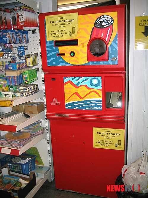 【이나리(핀란드)·카라쇼크(노르웨이)=뉴시스】김에리의 '80일간의 북유럽 일주'<16> 6월20일, 이나리에서 노르웨이 카라쇼크로&nbsp; 6월19일 본격적으로 핀란드 사미문화를 보여주는 사요스(Sajos)와 시다(Sidda)를 위시로 이나리 중심가를 샅샅이 다 둘러보고 나니 20일 오후 5시 출발하는 노르웨이 카라쇼크행 버스를 탈 때까지 할 일이 없다. 안 그래도 매일 걷거나 뛰고 있는데 하이킹은 너무 힘들고 순록농장 견학이나 크루즈밖에 할 일이 없다. 크루즈는 라플란드에서 가장 큰 호수인 아니리야르비를 두 시간 정도 도는 것으로 중간에 사미족 유적이 있는 섬에도 들른다고 한다.&nbsp; 대중문화평론가 EriKim0214@gmail.com 