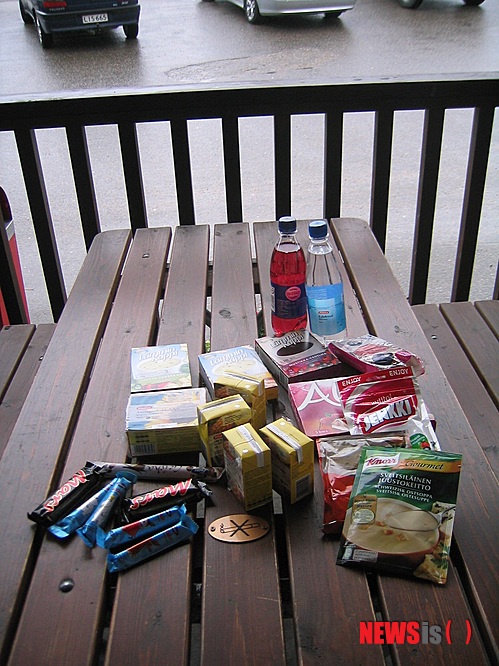 【이나리(핀란드)·카라쇼크(노르웨이)=뉴시스】김에리의 '80일간의 북유럽 일주'<16> 6월20일, 이나리에서 노르웨이 카라쇼크로&nbsp; 6월19일 본격적으로 핀란드 사미문화를 보여주는 사요스(Sajos)와 시다(Sidda)를 위시로 이나리 중심가를 샅샅이 다 둘러보고 나니 20일 오후 5시 출발하는 노르웨이 카라쇼크행 버스를 탈 때까지 할 일이 없다. 안 그래도 매일 걷거나 뛰고 있는데 하이킹은 너무 힘들고 순록농장 견학이나 크루즈밖에 할 일이 없다. 크루즈는 라플란드에서 가장 큰 호수인 아니리야르비를 두 시간 정도 도는 것으로 중간에 사미족 유적이 있는 섬에도 들른다고 한다.&nbsp; 대중문화평론가 EriKim0214@gmail.com