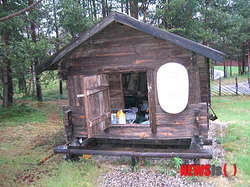 【카라쇼크(노르웨이)=뉴시스】김에리의 '80일간의 북유럽 일주'<17> 6월21일, 카라쇼크 샤프미 파크&nbsp; 머리 감고 말릴 시간도 아껴가며 구경하고 원고 쓰는 이 지저분함!&nbsp; 원고! 원고! 이를 쓸 시간 확보를 위해 새벽 6시로 알람을 맞춰놨다. 어젯밤에도 새벽 한 두 시 사이에 겨우 잤는데. 소형시계의 알람을 끄러 일어났다가 침대로 다시와 올라가다가 바닥으로 그대로 미끄러졌다. 어깨 근육통이 심한 게 어제 노트북과 자료가 든 배낭을 지고, 캐리어를 끌로 숙소행 언덕을 오른게 ‘쥐약’이었나보다. 비용도 비용이지만 200m정도 되는 거리를 택시를 불러 다닐 수도 없고 참….&nbsp; 대중문화평론가 EriKim0214@gmail.com&nbsp; 