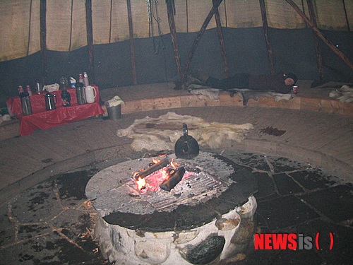 【카라쇼크(노르웨이)=뉴시스】김에리의 '80일간의 북유럽 일주'<17> 6월21일, 카라쇼크 샤프미 파크&nbsp; 머리 감고 말릴 시간도 아껴가며 구경하고 원고 쓰는 이 지저분함!&nbsp; 원고! 원고! 이를 쓸 시간 확보를 위해 새벽 6시로 알람을 맞춰놨다. 어젯밤에도 새벽 한 두 시 사이에 겨우 잤는데. 소형시계의 알람을 끄러 일어났다가 침대로 다시와 올라가다가 바닥으로 그대로 미끄러졌다. 어깨 근육통이 심한 게 어제 노트북과 자료가 든 배낭을 지고, 캐리어를 끌로 숙소행 언덕을 오른게 ‘쥐약’이었나보다. 비용도 비용이지만 200m정도 되는 거리를 택시를 불러 다닐 수도 없고 참….&nbsp; 대중문화평론가 EriKim0214@gmail.com 