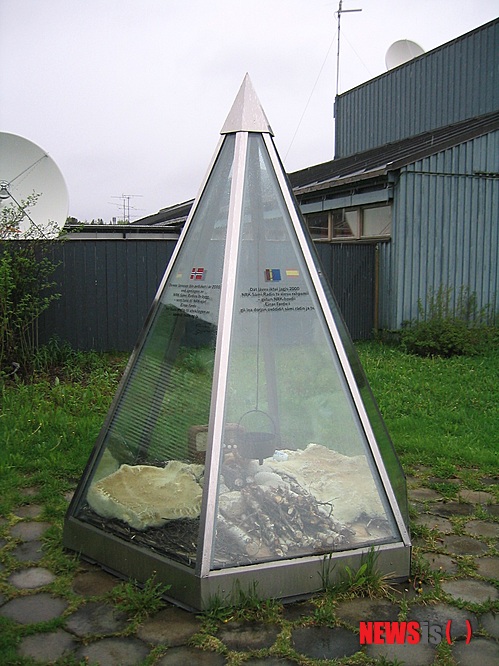 【카라쇼크(노르웨이)=뉴시스】김에리의 '80일간의 북유럽 일주'<17> 6월21일, 카라쇼크 샤프미 파크&nbsp; 머리 감고 말릴 시간도 아껴가며 구경하고 원고 쓰는 이 지저분함!&nbsp; 원고! 원고! 이를 쓸 시간 확보를 위해 새벽 6시로 알람을 맞춰놨다. 어젯밤에도 새벽 한 두 시 사이에 겨우 잤는데. 소형시계의 알람을 끄러 일어났다가 침대로 다시와 올라가다가 바닥으로 그대로 미끄러졌다. 어깨 근육통이 심한 게 어제 노트북과 자료가 든 배낭을 지고, 캐리어를 끌로 숙소행 언덕을 오른게 ‘쥐약’이었나보다. 비용도 비용이지만 200m정도 되는 거리를 택시를 불러 다닐 수도 없고 참….&nbsp; 대중문화평론가 EriKim0214@gmail.com