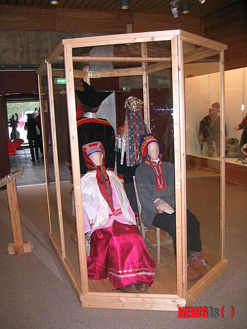 【카라쇼크(노르웨이)=뉴시스】김에리의 '80일간의 북유럽 일주'<17> 6월21일, 카라쇼크 샤프미 파크&nbsp; 머리 감고 말릴 시간도 아껴가며 구경하고 원고 쓰는 이 지저분함!&nbsp; 원고! 원고! 이를 쓸 시간 확보를 위해 새벽 6시로 알람을 맞춰놨다. 어젯밤에도 새벽 한 두 시 사이에 겨우 잤는데. 소형시계의 알람을 끄러 일어났다가 침대로 다시와 올라가다가 바닥으로 그대로 미끄러졌다. 어깨 근육통이 심한 게 어제 노트북과 자료가 든 배낭을 지고, 캐리어를 끌로 숙소행 언덕을 오른게 ‘쥐약’이었나보다. 비용도 비용이지만 200m정도 되는 거리를 택시를 불러 다닐 수도 없고 참….&nbsp; 대중문화평론가 EriKim0214@gmail.com