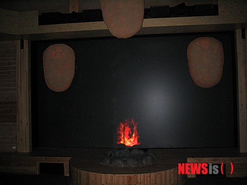 【카라쇼크(노르웨이)=뉴시스】김에리의 '80일간의 북유럽 일주'<17> 6월21일, 카라쇼크 샤프미 파크&nbsp; 머리 감고 말릴 시간도 아껴가며 구경하고 원고 쓰는 이 지저분함!&nbsp; 원고! 원고! 이를 쓸 시간 확보를 위해 새벽 6시로 알람을 맞춰놨다. 어젯밤에도 새벽 한 두 시 사이에 겨우 잤는데. 소형시계의 알람을 끄러 일어났다가 침대로 다시와 올라가다가 바닥으로 그대로 미끄러졌다. 어깨 근육통이 심한 게 어제 노트북과 자료가 든 배낭을 지고, 캐리어를 끌로 숙소행 언덕을 오른게 ‘쥐약’이었나보다. 비용도 비용이지만 200m정도 되는 거리를 택시를 불러 다닐 수도 없고 참….&nbsp; 대중문화평론가 EriKim0214@gmail.com