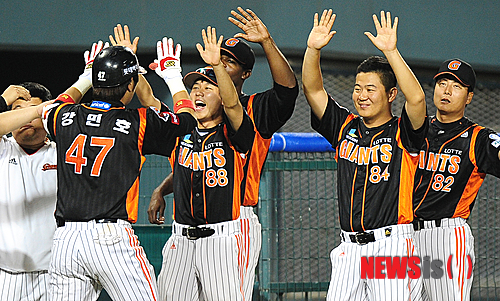 【서울=뉴시스】김인철 기자 = 22일 오후 서울 잠실야구장에서 열린 2012 팔도 프로야구 LG 트윈스와 롯데 자이언츠의 경기에서 9회초 2사 1루 상황 롯데 강민호가 좌월 투런 홈런을 날리고 동료선수들과 하이파이브를 하고 있다.&nbsp; yatoya@newsis.com