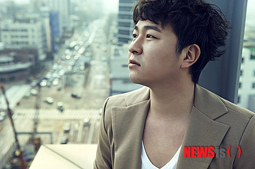 【서울=뉴시스】박영주 기자 = 가수 허각(27)이 KBS 2TV 월화드라마 ‘빅’ OST에 참여했다.&nbsp; MBC TV ‘최고의 사랑’ OST ‘나를 잊지 말아요’에 이어 극작가 홍정은(38)·미란(35)씨의 작품과 두 번째 인연을 맺었다.&nbsp; 허각이 부른 ‘한 사람’은 ‘서윤재’(공유)와 영혼이 체인지된 18세 ‘강경준’(신원호)의 외로움을 나타내는 곡이다. 린(31)의 ‘시간을 거슬러’와 태연(23)의 ‘만약에’, 그룹 ‘다비치’의 ‘너라서’의 PHAT뮤직(송봉조·송재원·멩이·임현기·김혜원)이 만들었다.&nbsp; 허각은 “1회부터 정말 흥미진진하게 보고 있다. 오랜만에 참여한 OST인만큼 드라마와 함께 ‘빅’ OST ‘한 사람’에도 많은 관심 부탁한다”고 청했다.&nbsp; ‘한 사람’은 25일 0시 음원 사이트에서 공개된다.&nbsp; gogogirl@newsis.com