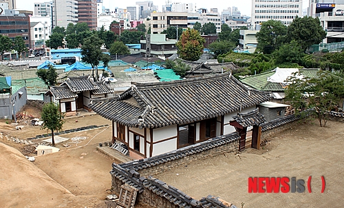 【대구=뉴시스】박광일 기자 = 24일 대구 중구청에 따르면 대구 중구 동산동 옛 구암서원 건물을 리모델링해 오는 7월 중 '한옥 게스트하우스'로 개장할 예정이다. 사진은 리모델링 공사 중인 옛 구암서원 터와 한옥의 모습이다. pgi0215@newsis.com