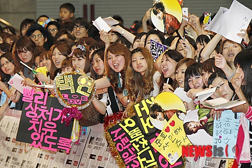 【서울=뉴시스】유상우 기자 = 배우·연기자 등 시청각 실연자 권리 보호에 관한 국제 조약인 '시청각 실연에 관한 베이징 조약'이 24일 중국 베이징 세계무역센터에서 열린 외교회의에서 채택됐다.&nbsp; 이날 행사에는 우리나라를 포함한 세계지식재산기구(WIPO) 156개 회원국 대표단 700여명이 참석했다. 시청각 실연은 1997년에 논의를 시작했으나 2000년 외교회의에서 조약 마련에 한 차례 실패한 바 있다. 이번에 마무리된 베이징 조약은 16년 만의 성과다.&nbsp; 조약에는 ▲시청각 실연자에게도 성명표시권·동일성유지권 등 저작인격권 부여 ▲고정되지 않은 실연뿐 아니라 고정된 실연에 대해서도 복제권과 배포권 등 권리 부여 ▲기존 로마협약이 20년의 보호기간을 부여했던 것과 달리 최소 50년 보호기간 부여 ▲기술조치 및 권리관리정보 침해 행위에 대한 법적 보호 부여 규정 등이 포함됐다.&nbsp; 조약이 발효되면 시청각 실연도 국제적으로 저작물이나 음반 등 그 밖의 저작인접물에 대한 보호에 상응하는 보호를 받을 수 있다.&nbsp; 우리나라는 저작권법상 시청각 실연을 청각 실연과 원칙적으로 차별하지 않고 있다. 시청각 실연에도 이미 청각 실연과 같은 수준이나 이를 웃도는 보호를 부여하고 있어 조약에 가입하더라도 추가적인 이행의 의무는 발생하지 않을 전망이다.&nbsp; 조약이 발효되면 동남아 등 보호 수준이 아직 높지 않은 국가에서도 우리의 배우나 연기자들의 저작권이 더 강하게 보호받을 수 있을 것으로 문화부는 기대하고 있다.&nbsp; swryu@newsis.com 