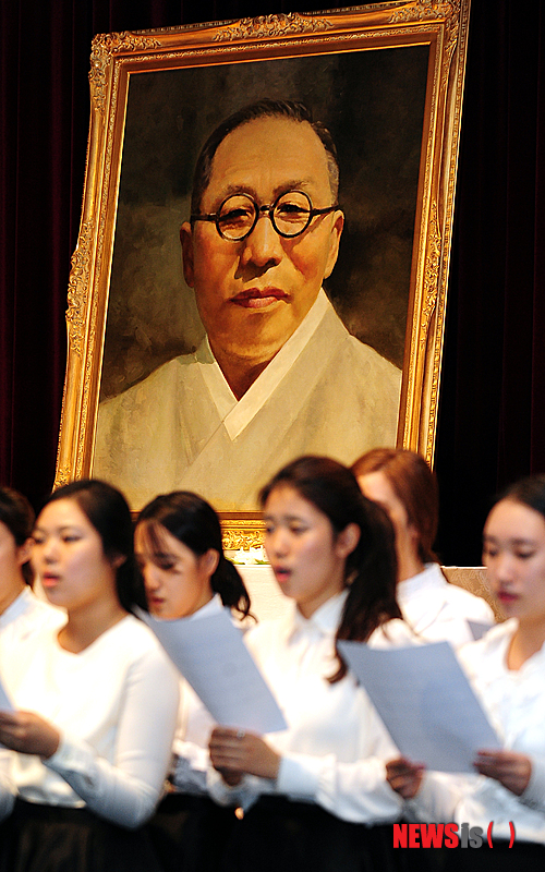 【서울=뉴시스】김인철 기자 = 26일 오전 서울 용산구 백범김구기념관에서 열린 백범 김구 선생 63주기 추모식에서 숙명여대합창단이 추모가를 부르고 있다.&nbsp; yatoya@newsis.com