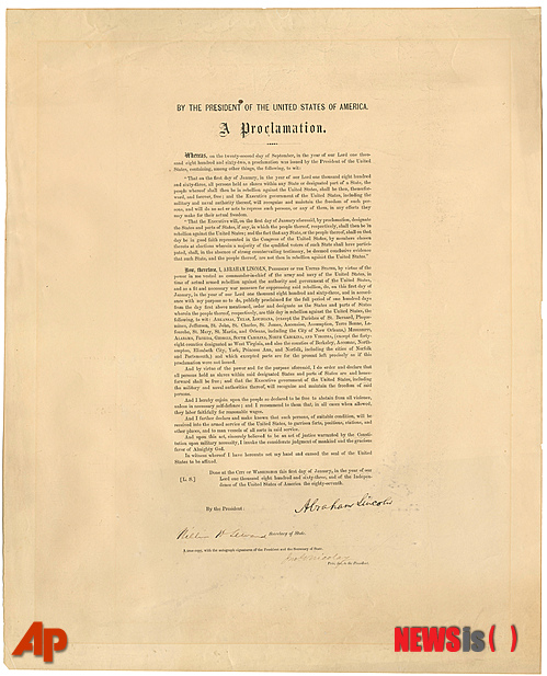 【뉴욕=AP/뉴시스】역사문서 판매중개인인 세스 캘러가 제공한 촬영 날짜가 정확히 밝혀지지 않은 에이브러햄 링컨 전 미국 대통령이 서명한 노예해방선언문 사본. 26일 이 선언문 사본은 미국 역사문서 경매사상 두 번째로 고가인 210만 달러(약 24억2800만 원)에 낙찰됐다.&nbsp; 