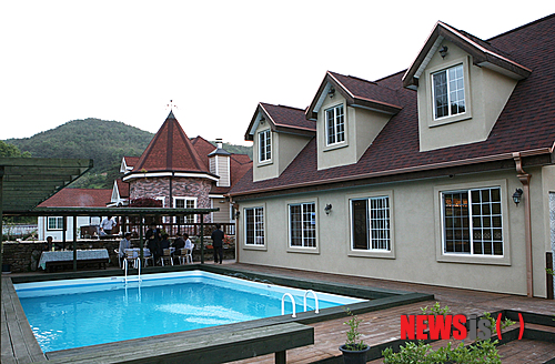 【영동=뉴시스】김기준 기자 =&nbsp; 대한민국 와인 1번지인 충북 영동군의 와이너리 농가가 펜션 형태의 최고급 숙박시설은 물론 카페와 야외 공연장 등 다양한 부대시설까지 갖춰 손님들을 유혹하고 있다. 사진은 26일 양산면 호탄리 영동블루와인농원(대표 진창원)에서 바비큐와 와인을 즐기고 손님들의 모습이다. (사진=영동군청 제공)&nbsp;&nbsp;&nbsp; photo@newsis.com