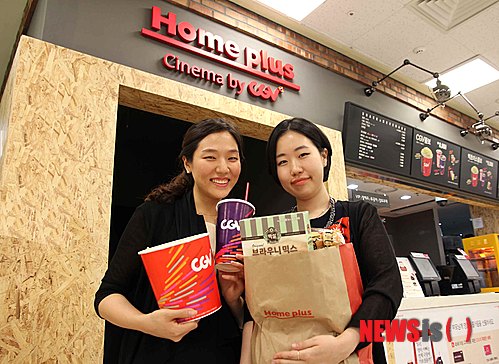 【서울=뉴시스】박영주 기자 = CJ CGV가 CGV김포풍무, CGV인천공항을 통해 선보인 72~148석 규모의 ‘미니플렉스’ 관람객 10만명 돌파를 기념, 감사 행사를 개최한다.&nbsp; CGV김포풍무의 ‘요일별 맞춤형 혜택’은 월요일 상영 2회차 영화 관람시 무료 커피를 주는 ‘브런치 시네마데이’다. 화요일 상영 2회차에는 어린이 자녀와 함께 방문하는 가족 고객에게 2000원 할인 혜택, 패밀리콤보 2000원 할인, 특별 경품을 주는 ‘패밀리 시네마데이’를 운영한다. 수요일은 CJ원 카드를 제시하며 현장 발권하는 중·고등학생에게 2000원의 할인 혜택을 제공하는 ‘스쿨데이’다.&nbsp; ‘패밀리 시네마데이’에 어린 자녀(만 4세 이상)를 동반해 영화관을 방문하면, 자녀가 애니메이션 등 어린이 영화를 볼때 부모는 바로 옆 상영관에서 최신 영화를 볼 수 있다.&nbsp; CGV인천공항의 ‘혜택꾸러미 여권’은 CGV인천공항에서 1회 이상 유료 관람한 고객에게 평일 영화 2000원 할인, 콤보 2000원 할인 등의 혜택을 주는 ‘CGV인천공항 여권’을 주는 이벤트다. 이 여권을 소지한 고객이 CGV인천공항의 로고와 함께 사진 촬영 후 사진을 CGV인천공항 여권에 부착해 제시하면 무료 미니 팝콘을 준다. 유료관람 때마다 받는 스탬프를 5장 모으면 영화관람권 2매를 준다.&nbsp; ‘요일별 맞춤형 혜택’과 ‘혜택꾸러미 여권’ 이벤트는 9월 말까지 계속된다.&nbsp; gogogirl@newsis.com