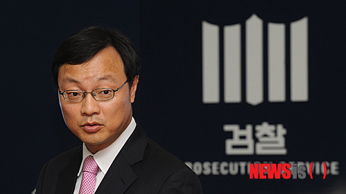 【서울=뉴시스】김영욱 기자 = 27일 오후 서울 서초구 서울고등검찰청 브리핑실에서 서울중앙지검 첨단범죄수사1부 김영종 부장검사가 '삼성 및 LG 아몰레드 핵심기술 해외유출 사건'과 관련해 수사 결과를 브리핑하고 있다.&nbsp;&nbsp; mirage@newsis.com