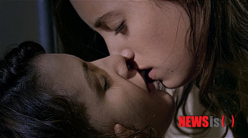 【서울=뉴시스】김정환 기자 = 음모를 포함한 전라노출, 실제 섹스연기 논란으로 시끄러운 영화 'Q-섹스 힐링'(수입·배급 인영트레이딩)이 '청소년 관람불가' 등급에 걸맞는 포스터를 공개했다. ace@newsis.com