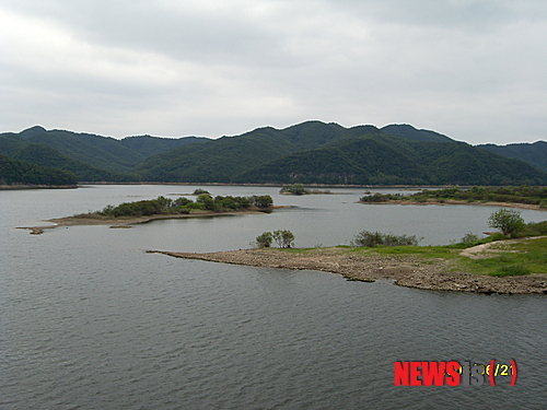 【진주=뉴시스】김영신 기자 = 28일 진양호 전망대에 들어서자 탁 트인 호수 끝자락엔 남해안과 지리산이 걸쳐 있고 옥색 물빛 사이로 비친 야트막한 산봉우리들은 분명히 육지임에도 다도해를 연상케 하는 섬과 섬으로 연결됐다.&nbsp;&nbsp;&nbsp;&nbsp; photo@newsis.com&nbsp; 