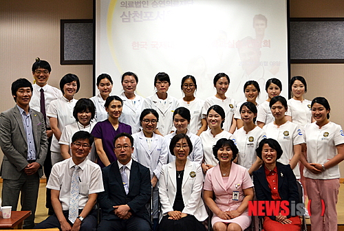 【진주=뉴시스】김영신 기자 = 28일 한국국제대 간호학과 3학년 학생들이 경남 사천시 삼천포서울병원에 임상실습을 나가 열정적인 자세로 실습에 임해 병원에서 학교 측에 장학금을 전달하는 등 화제가 되고 있다.(사진=한국국제대학교 제공) photo@newsis.com