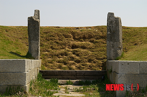 【김제=뉴시스】권철암 기자 = 전북 김제시는 28일 세계적인 고대 저수지인 김제 벽골제와 일본 오사카(大阪) 사야마이케(狹山池) 저수지를 유네스코 세계문화유산으로 공동 등재하는 방안을 추진한다고 밝혔다.&nbsp;&nbsp; 이들 저수지의 세계문화유산 등재가 함께 추진되는 것은 축조에 사용된 토목 공법과 용도가 유사해 공동 보조를 맞출 경우 등재 가능성이 크기 때문이다. 사진은 벽골제 제방과 기념비의 모습. (사진=김제시 제공)&nbsp;&nbsp;&nbsp; photo@newsis.com