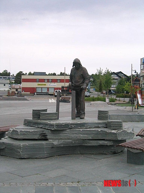 【노르웨이=뉴시스】김에리의 '80일간의 북유럽 일주'<22> 6월25일, 함메르페스트에서 알타로&nbsp; 주말 이틀동안 화창했던 날씨는 6월25일 월요일을 맞아 춥고 어두워졌다.&nbsp; 날씨 때문이기도 하고 함메르페스트를 떠나기 싫은 마음에 기분이 별로다. 아침 8시10분 알타로 떠나는 버스를 타려고 새벽부터 일어나 서둘렀기 때문인지 졸립고 짜증이 난다. 관광안내소에서 받은 버스시간표를 보니 역시 지난해 것과는 달리 변경돼있었는데, 평일에는 하루 2차례 있다.&nbsp; 대중문화평론가 EriKim0214@gmail.com