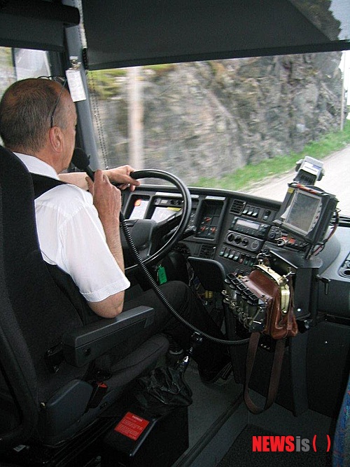 【노르웨이=뉴시스】김에리의 '80일간의 북유럽 일주'<22> 6월25일, 함메르페스트에서 알타로&nbsp; 주말 이틀동안 화창했던 날씨는 6월25일 월요일을 맞아 춥고 어두워졌다.&nbsp; 날씨 때문이기도 하고 함메르페스트를 떠나기 싫은 마음에 기분이 별로다. 아침 8시10분 알타로 떠나는 버스를 타려고 새벽부터 일어나 서둘렀기 때문인지 졸립고 짜증이 난다. 관광안내소에서 받은 버스시간표를 보니 역시 지난해 것과는 달리 변경돼있었는데, 평일에는 하루 2차례 있다.&nbsp; 대중문화평론가 EriKim0214@gmail.com