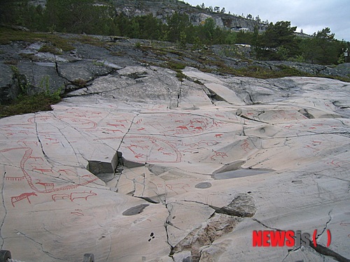【노르웨이=뉴시스】김에리의 '80일간의 북유럽 일주'<22> 6월25일, 함메르페스트에서 알타로&nbsp; 주말 이틀동안 화창했던 날씨는 6월25일 월요일을 맞아 춥고 어두워졌다.&nbsp; 날씨 때문이기도 하고 함메르페스트를 떠나기 싫은 마음에 기분이 별로다. 아침 8시10분 알타로 떠나는 버스를 타려고 새벽부터 일어나 서둘렀기 때문인지 졸립고 짜증이 난다. 관광안내소에서 받은 버스시간표를 보니 역시 지난해 것과는 달리 변경돼있었는데, 평일에는 하루 2차례 있다.&nbsp; 대중문화평론가 EriKim0214@gmail.com