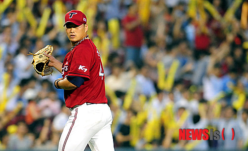 【서울=뉴시스】전신 기자 = 28일 오후 서울 잠실야구장에서 열린 2012 팔도 프로야구 LG 트윈스와 KIA 타이거즈의 경기에서 3회말 1사 1루 LG 박용택을 병살타로 잡아낸 KIA 선발 김진우가 1루를 바라보며 더그아웃으로 향하고 있다. photo1006@newsis.com