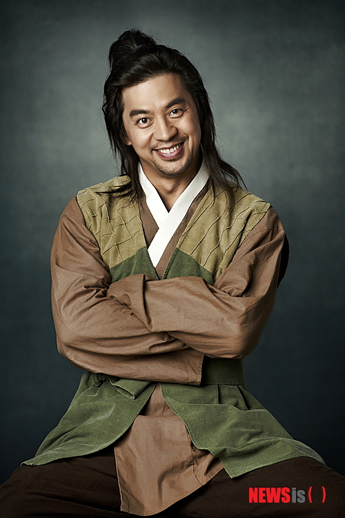 【서울=뉴시스】이예슬 기자 = 이달 말 첫 방송되는 MBC TV 수목 미니시리즈 '아랑 사또전'(극본 정윤정·연출 김상호)에서 사또 '은오'(이준기)의 몸종 '돌쇠' 역을 맡은 권오중(41)과 반쪽짜리 신기를 품은 무당 '방울' 역의 황보라(29)로 관심이 모아지고 있다.&nbsp; ashley85@newsis.com 