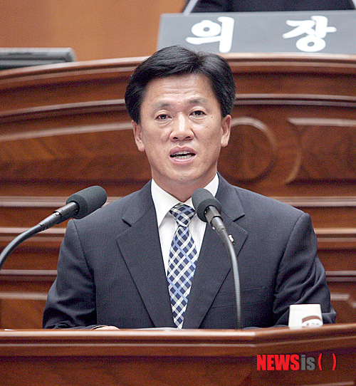 【전주=뉴시스】유영수 기자 = 전주시의회는 29일 오전 의회 본회의장에서 제9대 후반기 의장선거를 실시, 이명연(인후1·2동) 의원이 의장으로 당선됐다.사진은 이명연 당선자가 의장 당선 수락 연설을 하고 있다.(사진=전주시의회 제공)&nbsp; yu0014@newsis.com 